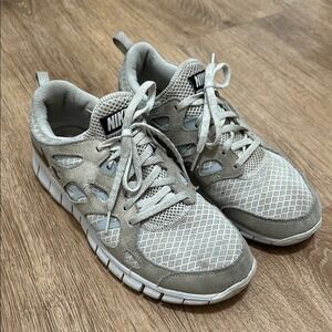 NIKE | Kids Free Run 2 Gray and White Athletic Running Shoes, Size Youth 7